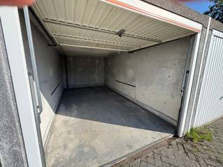 <p>Garagebox gelegen in de Gevaertlaan 34+ in Boom, in een rustige residentiële wijk. Ideaal voor het parkeren van een wagen, motor of fietsen, of als extra opslagruimte.</p>
<p>Een praktische oplossing voor wie in de buurt extra ruimte zoekt.</p>
<p>De garagebox staat te koop voor 30.000 euro.</p>
<p>Graag meer info of interesse?<br />Contacteer ons via 0492 83 88 19 of jarno@groepvanhaute.be</p>
