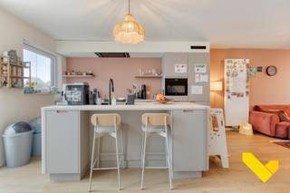 Deze woning gelegen in een kindvriendelijke straat in Mol centrum omvat volgende troeven wat het zeker de moeite waard maakt om deze woning...