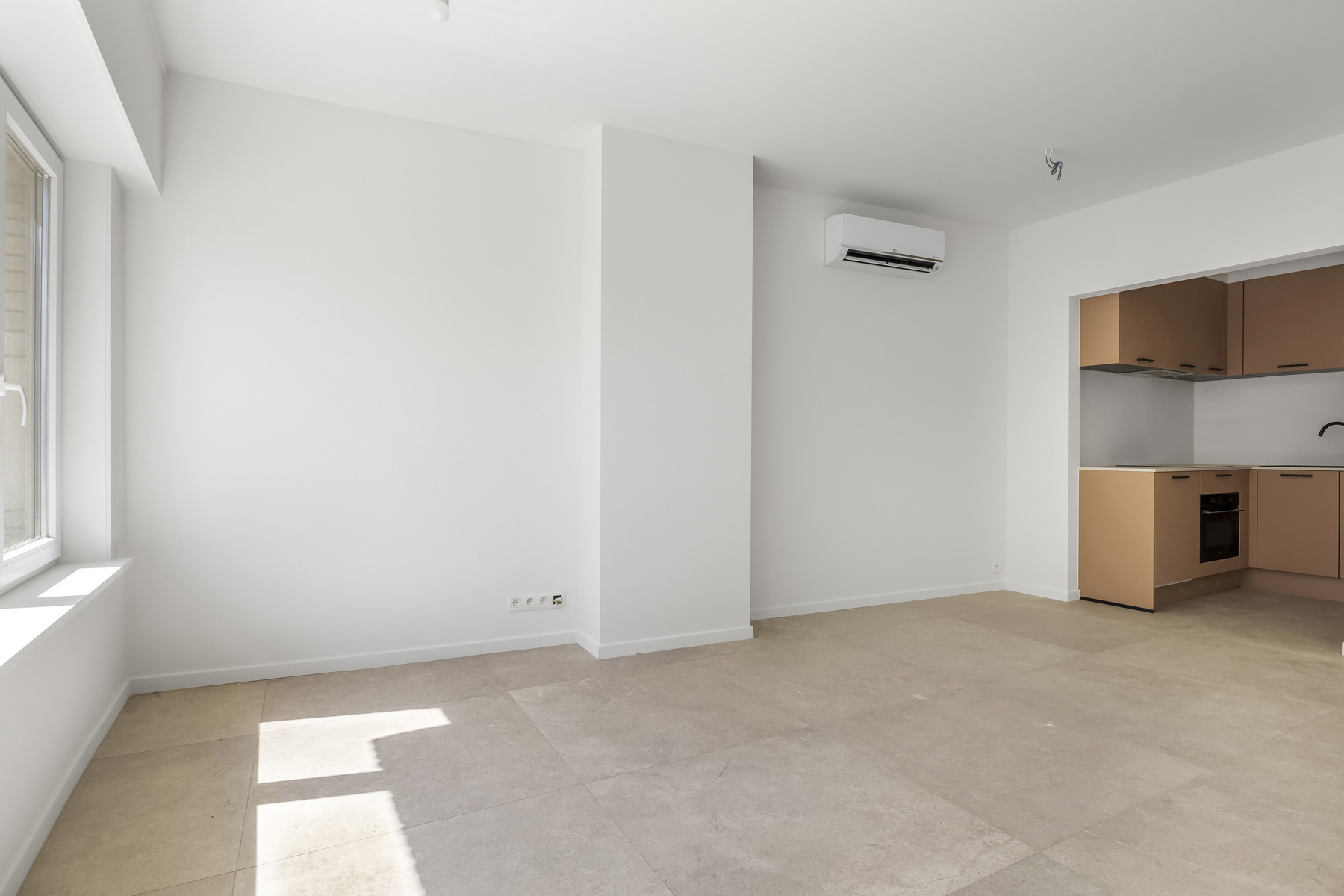 Volledig vernieuwd 2-slaapkamer appartement met terras - foto 5