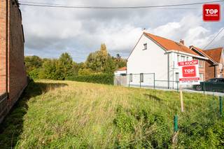 uitstekend gelegen perceel, geschikt voor halfopen bebouwing, in een aangename en vlot bereikbare buurt. <br /><br />Het perceel bevindt zich op korte afstand van de N9, wat zorgt voor een vlotte verbinding richting Gent en Eeklo. <br /><br />In de directe omgeving zijn scholen, winkels en openbaar vervoer aanwezig, wat het perceel interessant maakt voor wie centraal maar toch rustig wil wonen. <br /><br />De breedte en diepte van het perceel laten toe om een functionele en hedendaagse woning te bouwen, afgestemd op de eigen woonwensen. <br /><br />Een sterke locatie voor wie wil bouwen op een goed bereikbare en praktische ligging.<br /><br />Bel Top Vastgoed voor een bezoek op 0475 700 700