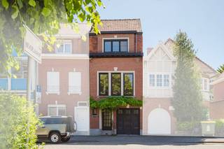 Op zoek naar een instapklare woning in Kortrijk met karakter, ruimte en een uitstekende ligging? Dan is deze charmante burgerwoning in de gegeerde Beverlaai absoluut een bezoek waard.De woning bevindt zich op een toplocatie in de Doorniksewijk, vlakbij het Onze-Lieve-Vrouw van Vlaanderen Instituut en op wandel- en fietsafstand van winkels, scholen, het stadscentrum en de vernieuwde Leieboorden. Dankzij de nabijheid van de R8 en E17 geniet u bovendien van een vlotte bereikbaarheid.Sfeervolle en lichtrijke leefruimte met salon, eetplaats en open keuken. De grote raampartijen zorgen voor veel lichtinval en een mooi zicht op de zuidgerichte stadstuin, waar het heerlijk vertoeven is.Praktische troeven in overvloed. Zo beschikt de woning over een handige garage die perfect dienstdoet als fietsenberging of extra opslagruimte, een droge kelder en een ruime bergzolder.Op de verdiepingen bevinden zich maar liefst vier volwaardige slaapkamers en twee badkamers (de 2de beschikt enkel over een toilet) waardoor deze woning perfect aansluit bij de noden van een gezin of wie extra ruimte zoekt voor thuiswerk of hobby's.De authentieke elementen geven de woning een warme uitstraling, terwijl het instapklare karakter zorgt voor een zorgeloze verhuis. Bovendien is de elektrische installatie conform de huidige regelgeving.Beschikbaar vanaf 01/27.Verkoop via pre-sale. Bezoekmomenten zaterdag 13/06, dinsdag 16/06 en zaterdag 20/06 op afspraak. Info via Matthias Vanneste 0479 67 68 48De eigendom wordt aangeboden via de Pre-sale formule. Van 13/06/2026 om 08:00 tot 20/06/2026 om 13:00 kan u de woning op afspraak komen bezichtigen en een bod uitbrengen. De vermelde prijs is een instelprijs. Voor meer info, gelieve contact op te nemen met de dossierverantwoordelijke.Bestuursmaatregelen in het maatregelenregister: nee