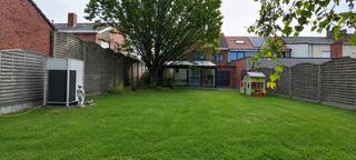 <p>Op zoek naar een ruime gezinswoning met veel comfort en mogelijkheden? Deze halfopen woning beschikt over 211 m² woonoppervlakte op een perceel van 562 m² en wordt verwarmd én gekoeld met een Daikin-warmtepomp.<br /><br />Een extra troef is de geïsoleerde zolder van ±35 m², die dankzij de aanwezige verwarming en 3 Veluxen perfect kan worden omgevormd tot een extra slaapkamer, hobbyruimte, bureau of ontspanningsruimte.<br /><br />De grote, volledig private tuin biedt volop ruimte om te ontspannen en te genieten. Via de tuin is er bovendien rechtstreeks toegang tot een wandelpad, ideaal voor wandelingen.<br />Op het gelijkvloers bevinden zich een ruime leefruimte en een gezellige, lichtrijke leefkeuken in de veranda met lichtdoorlatend dak, met zicht op de tuin. Er is een bureauruimte in de veranda, een gastentoilet en een garage met extra berg- en wasruimte. De garage geeft rechtstreeks toegang tot de tuin. Op de oprit is plaats voor 3 wagens. De eerste verdieping omvat 4 slaapkamers en een badkamer. Eén slaapkamer kan eventueel worden omgevormd tot een tweede badkamer.<br />Verder beschikt de woning over een regenwaterput, elektrische rolluiken en dubbele beglazing.</p>
<p>Troeven:<span></span></p>
<ul>
<li>211 m² woonoppervlakte</li>
<li>562 m² perceel</li>
<li>4 slaapkamers</li>
<li>Garage</li>
<li>3 parkeerplaatsen</li>
<li>Grote privatieve tuin</li>
<li>Rechtstreekse toegang tot wandelpad</li>
<li>Zolder van ±35 m² met 3 Veluxen</li>
<li>Warmtepomp</li>
<li>EPC-label C</li>
</ul>
<br />Deze woning is te koop ZONDER makelaar via het concept van Smart Houses. Wenst u verdere inlichtingen of een bezoek? Contacteer rechtstreeks de eigenaar via 0471/50.19.57