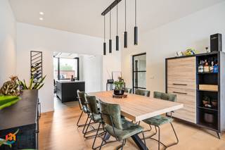 Op een uitstekende locatie te Mechelen bevindt zich dit ruim, energiezuinig gelijkvloersappartement met 2 slaapkamers en ruime tuin. Het...