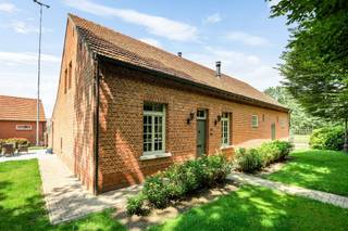 <p><span>Dans un endroit central près de Turnhout, vous trouverez cette propriété exceptionnelle sur plus de 9 ha de terrain.</span></p><p><span>Adjacente à une réserve naturelle et équipée de diverses dépendances, cette ferme est une opportunité unique pour ceux qui rêvent de vivre avec des chevaux à la maison. </span></p><p><span> </span></p><p><span>Ferme aménagée </span></p><p><span>Au centre de cette propriété se trouve un salon accueillant avec cheminée et plafond à poutres apparentes caractéristique, qui donne accès à une chambre avec dressing et salle de bain privée. L'espace de vie principal au rez-de-chaussée est la cuisine spacieuse située à l'arrière du bâtiment, composée d'une salle à manger et d'un espace cuisine avec îlot de travail. La cuisine est équipée de grandes fenêtres et donne ainsi accès à la cour. Une buanderie ou un débarras séparé et des escaliers menant au premier étage.</span></p><p><span>A l'étage se trouvent deux autres espaces de vie spacieux ou des chambres supplémentaires, une deuxième salle de bains et plusieurs armoires encastrées. Les pièces et les finitions du premier étage offrent de nombreuses possibilités, tant pour les amateurs'que pour les grandes familles. </span></p><p><span>Le garage intérieur offre un espace pour une voiture ainsi qu'une salle polyvalente ou un espace de stockage. </span></p><p><span> </span></p><p><span>Annexe</span></p><p><span>Derrière la ferme se trouve une dépendance d'environ 75 m² qui peut être utilisée comme atelier et espace de stockage et qui offre également suffisamment d'espace pour une voiture, par exemple. </span></p><p><span> </span></p><p><span>Maison d'hôtes</span></p><p><span>A l'arrière de la ferme se trouve également une petite dépendance qui peut être utilisée comme maison d'hôtes ou comme logement supplémentaire/cantine. </span></p><p><span> </span></p><p><span>Petite étable</span></p><p><span>Sur le côté droit de l'allée, il y a une grange d'environ 135 m² avec une hauteur libre considérable qui peut être utilisée comme remise ou comme étable. </span></p><p><span> </span></p><p><span>Grande grange </span></p><p><span>Située au centre de la propriété, cette grange a servi d'étable dans le passé et a une superficie d'environ 330 m². Ce bâtiment est plus ancien et nécessite quelques travaux d'entretien mais offre de nombreuses possibilités. </span></p><p><span> </span></p><p><span>Hangar</span></p><p><span>Sur le côté gauche de la propriété se trouve une grange ouverte de plus de 300 m² qui sert d'espace de stockage et en partie d'écurie. Cette structure offre également de nombreuses possibilités pour l'élevage d'animaux, ainsi que pour le stationnement de véhicules agricoles et autres. </span></p><p><span> </span></p><p><span>Prairies et terrains</span></p><p><span>Les différents bâtiments sont reliés entre eux par des pavés et des aires de stationnement. La majeure partie de la propriété est constituée de prés et de champs, qui sont divisés en pâturages pour l'élevage des chevaux. Il y a également un chemin qui mène à la réserve naturelle pour les promenades à cheval ou en calèche. </span></p><p><span> </span></p><p><span>Détails de la propriété </span></p><p><span>La propriété est située dans une zone agricole et se caractérise comme une résidence d'entreprise. L'année de construction originale est environ 1935, mais en 2005 la ferme a été entièrement rénovée et équipée du confort moderne. Le chauffage central est assuré par un système au fioul, et il y a également la climatisation. </span></p><p><span>La ferme comprend plusieurs espaces multifonctionnels qui offrent de nombreuses possibilités, telles que l'espace pour un membre de la famille ou du personnel, une salle de loisirs, une salle de répétition, etc.</span></p><p><span> </span></p><p><span>Plus d'informations auprès de notre bureau. </span></p>