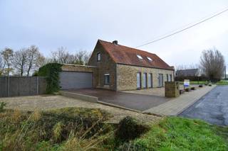 In een rustige, landelijke omgeving in Sint-Eloois-Winkel (Ledegem) bevindt zich deze alleenstaande woning met verrassend veel mogelijkheden...