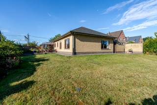 Charmante open bebouwing in Opwijk, op de grens met Merchtem, gelegen op een prachtig perceel van 13a03ca met vrij uitzicht op groen. Deze woning...