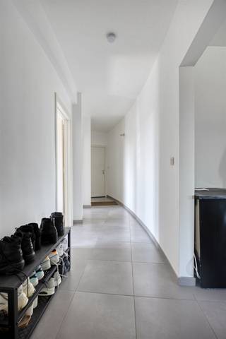 <p><span>Gerenoveerd appartement centrum Halle</span></p><p><span>Indeling: op het 2de verdiep (geen lift): inkomhal met vestiaire, woonkamer met open keuken (kookplaat en frigo aanwezig).</span></p><p><span>Badkamer, 2 slaapkamers en terras.</span></p><p><span>2 private kelders inbegrepen.</span></p><p><span>In het centrum van Halle met verschillende parkeermogelijkheden.</span></p><p><span>Momenteel verhuurd.</span></p><p><span>Maandelijkse lasten 53 €/ maand!</span></p><p><span> </span></p>