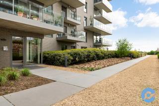 Residentie “Lagoo” (bouwjaar 2021) bevindt zich op een uitzonderlijke ligging aan de rand van het Galgenweelpark, met prachtig zicht op het groen, het water én de skyline van Antwerpen. Hier woon je in alle rust, met de stad binnen handbereik.<br /><br />Dit lichtrijke appartement (96m2), gelegen op de vijfde verdieping, biedt een aangename combinatie van ruimte, comfort en hoogwaardige afwerking.<br /><br />Via de inkomhal met vestiaire kom je in de ruime leefruimte met open, volledig ingerichte keuken, afgewerkt met kwalitatieve materialen. Aansluitend geniet je van een zonnig terras met een groen en open uitzicht.<br />De nachthal leidt naar twee volwaardige slaapkamers, waarvan de master bedroom voorzien is van ingemaakte kasten. Beide kamers kijken uit op de rustige binnentuin. De stijlvolle badkamer met inloopdouche straalt luxe en comfort uit. Verder beschikt het appartement over een apart toilet en een praktische berging.<br /><br />Extra troeven: beveiligde toegangsdeur, videofonie, vloerverwarming met koelfunctie (warmtepomp), fietsenberging, recente moderne residentie, gunstig EPC A-label, ... <br /><br />Een autostaanplaats met laadpaal in het ondergrondse garagecomplex is verplicht bij aan te kopen (+ €35.000).<br /><br />Meer interesse of graag een bezoek ter plaatse? Neem gerust rechtstreeks contact op met Dries via 0470/107 217. <br /> 
