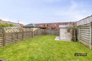 Op de gegeerde Vuurtorenwijk in Oostende, op wandelafstand van het strand en De Spuikom, bevindt zich deze lichtrijke en instapklare bel-etage woning met een bewoonbare oppervlakte van 217 m², garage en prachtige, afgewerkte tuin.<br />Indeling:<br />- Gelijkvloers: oprit voor 2 auto’s, inkomhal, ruime wasplaats/berging; dubbele garage met directe toegang tot de mooie tuin met tuinhuis.<br />- Eerste verdieping: ruime woonkamer met open, volledig geïnstalleerde keuken, afzonderlijk toilet en een aansluitend zonneterras met trap naar de tuin.<br />- Tweede verdieping: 3 volwaardige slaapkamers en badkamer met douche, lavabo en toilet.<br />Zolderverdieping: opgedeeld in 3 ruimtes, ideaal als extra kamers, hobbyruimte of bureau.<br />Extra troeven: Gedeeltelijk gerenoveerd in 2009<br /> Condensatieketel (energiezuinige verwarming)<br /> 19 zonnepanelen aanwezig/warm water op elektriciteit<br /> Rustige woonwijk, dicht bij zee en natuur<br /> Ideaal als gezinswoning of tweede verblijf<br />📍 Een ruime, energiezuinige woning (EPC B ) op een toplocatie aan zee — instapklaar en toekomstgericht.