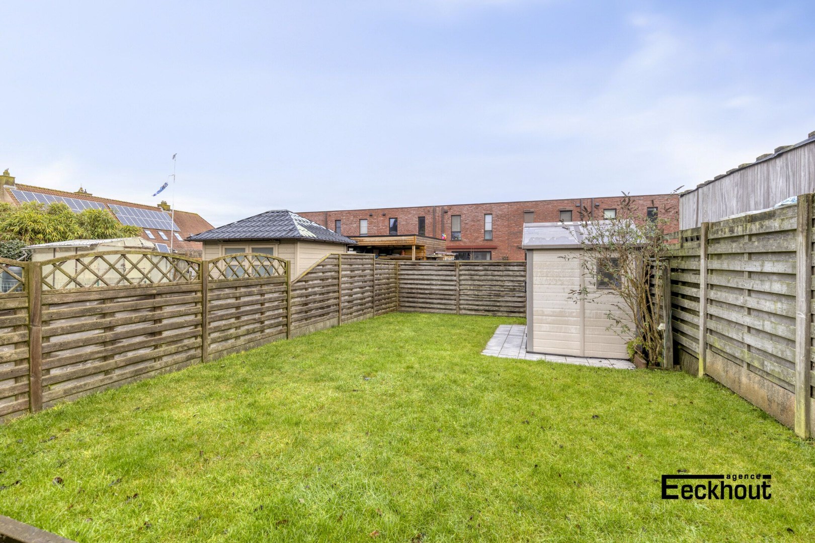 Instapklare ruime bel-etage woning (217 m² bewoonbare oppervlakte) met dubbele garage en grote tuin op topligging in Oostende - foto 2