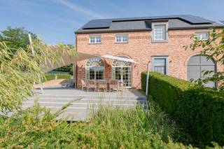 Prachtige villa in het geliefde Linden, rustig gelegen op het einde van een doodlopende straat en ontworpen en duurzaam ontwikkelt door Kwadraat. De woning wordt omringd door een prachtig aangelegde tuin met siervijver op een perceel van 750m². Met een bewoonbare oppervlakte van 322m² en aangename splitlevel-niveaus biedt deze villa een bijzonder ruimtelijk en open woongevoel.<br />Binnenin beschikt u over vier volwaardige slaapkamers en een nieuwe luxe badkamer uit 2020, afgewerkt met hoogwaardige materialen. De keuken in volkern werd recent vernieuwd en uitgerust met topapparatuur van V-ZUG, ideaal voor wie houdt van kwaliteit en verfijning.<br />De woning is volledig mee met haar tijd: EPC B, zonnepanelen, vloerverwarming, een thuisbatterij en een laadpaal zorgen voor een energiezuinige en toekomstgerichte woonervaring. Buiten geniet u van meerdere terrassen met een nieuwe zonnetent van Harol en een stijlvol schaduwdoek van HOOVER Concepts. Het tuinhuis uit 2020, volledig geïsoleerd en voorzien van verlichting, vormt een extra troef voor hobby, opslag of thuiswerk.<br />Een bijkomend pluspunt is de uitbreidingsmogelijkheid op de zolder, bereikbaar via een vaste trap. Hier kan eenvoudig een extra slaapkamer en zelfs een bijkomende badkamer worden gecreëerd, wat de woning nog meer potentieel en flexibiliteit biedt.<br />Een uitzonderlijke eigendom die rust, ruimte, energiezuinigheid en een prachtige tuin combineert op een toplocatie in Linden, in een doodlopende straat en mét uitbreidingsmogelijkheden voor wie nog een stap verder wil gaan. info@covas.be // 016 40 60 20 // www.covas.be