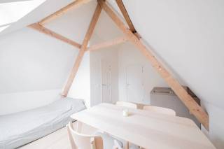 Op zoek naar de ideale studentenkamer? Deze moderne en ruime kamer op de 3e verdieping van een gerenoveerd gebouw in de levendige Universiteitsbuurt van Antwerpen biedt alles wat je nodig hebt voor een comfortabel studentenleven!<br /><br />Je woont op wandelafstand van hotspots zoals de Meir, de Groenplaats, en diverse campussen (Thomas More, KDG, AP Hogeschool, ...). Ook haltes voor het openbaar vervoer zijn vlakbij.<br /><br />De kamer beschikt over een eigen badkamer met douche, toilet,  wastafel en is volledig bemeubeld.<br />Deze kamer beschikt tevens over een eigen keuken voorzien van een wastafel en een ijskast.<br /><br />Op de gelijkvloerse verdieping vind je een moderne, volledig uitgeruste keuken om samen te koken.<br />Daarnaast is er een gemeenschappelijke buitenruimte om heerlijk te ontspannen, alsook fietsenstalling.<br /><br />Grijp deze kans en beleef een onvergetelijk studentenavontuur in het hart van Antwerpen.<br />Voor zij die wensen te investeren in studentenvastgoed op prime locatie is dit kot een absolute aanrader.<br /><br />Benieuwd naar meer?<br />Contacteer LISTED vandaag dan nog: +32 3 283 51 51.