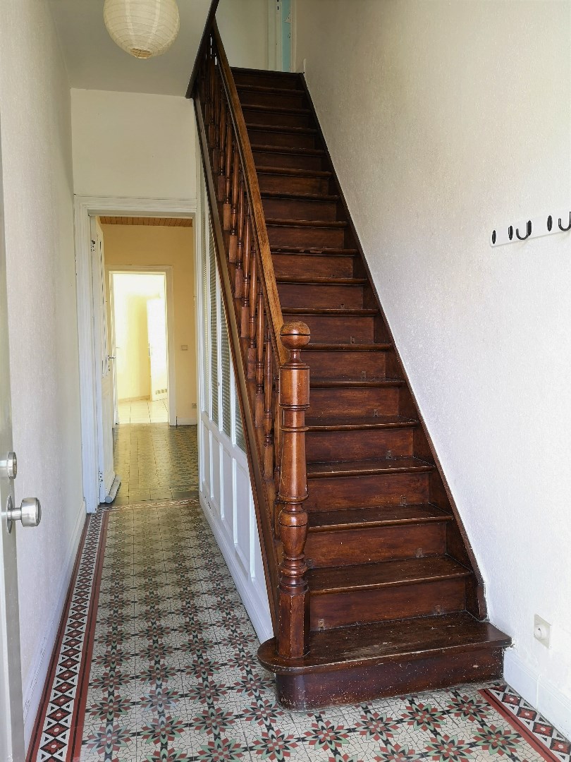 Woning nabij het centrum met 3 slaapkamers & uitweg. - foto 2