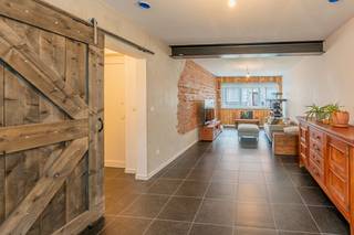 <p>Bij het binnenkomen van de woning wordt u verwelkomd in de inkomhal, die toegang biedt tot de berging, de kelder en de ruime leefruimte.</p><p>Met een oppervlakte van maar liefst 163m² biedt de leefruimte heel wat mogelijkheden. Hier creëert u moeiteloos een gezellige zithoek én een ruime eetplaats, ideaal om comfortabel te wonen en gasten te ontvangen.</p><p>Op het gelijkvloers bevinden zich daarnaast een eerste badkamer en een apart toilet, wat zorgt voor extra praktisch comfort.</p><p>Achteraan de woning vindt u de volledig geïnstalleerde keuken, waar u geniet van een mooi zicht op de tuin. De tuin zelf is een leuke extra troef en beschikt bovendien over een handige achteruitweg, ideaal voor fietsen of tuinmateriaal.</p><p>Ook op de eerste verdieping heeft deze woning heel wat potentieel. Volgens de architectenplannen kunnen hier drie volwaardige slaapkamers ingericht worden, samen met een tweede badkamer en toilet. Verder is er nog voldoende ruimte voorzien om een vaste trap naar de zolderverdieping te plaatsen.</p><p>De ruime zolder biedt op zijn beurt de mogelijkheid om nog twee extra slaapkamers te creëren. Zo kan deze woning uitgroeien tot een ruime gezinswoning met maar liefst vijf slaapkamers en twee badkamers — perfect voor grote gezinnen of wie graag extra ruimte heeft.</p><p>In 2023 werden er grondige renovatiewerken uitgevoerd. Zo werd het achterste gedeelte van de woning uitgebreid, werden alle ramen vervangen en kreeg de woning een volledige opfrissing.</p><p></p><p>Stedenbouwkundige informatie: Vg- Wg – Gdv – Gvkr -Gvv</p><p></p><p>Wenst u meer informatie of wilt u alle documenten raadplegen? Neem dan snel contact met ons op of bekijk alle documenten via: www.malines-group.be</p><p></p>