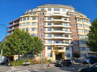 In Elsene, op de Brillat Savarinlaan 101, bevindt zich dit prachtig appartement van 104m² (EPB), gelegen in een goed onderhouden gebouw met lift...