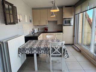 Mooi gemeubeld appartement gelegen in de Duinenstraat aan de achterzijde van de residentie Zuiderbries II.Via de inkomhall met apart toilet kom je in...