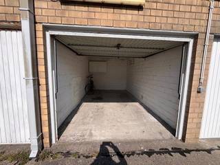 Volledig afgesloten bovengronds complex.<br />Zeer makkelijk toegankelijke garage.<br /><br />Er is elektriciteit in het complex aanwezig om bv de wagen te stofzuigen.<br />Ingang via de Duinhelmstraat en uitgang via de Duinenstraat. <br />Afmetingen: B 2.75 x L 5.15 X H 1.95 m.<br />Kan ook dienen als investering en kan verhuurd worden.<br />Totale huurprijs per maand: 110 EUR.