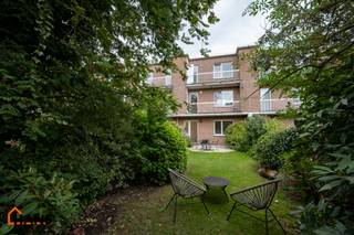 Instapklaar appartement, rustig en gunstig gelegen. <br /><br />Het appartement is grotendeels gerenoveerd en bevat geen lift, maakt dat er minder gemeenschappelijke kosten zijn.<br />Indeling: inkomhal; lichtrijke woonkamer; geïnstalleerde keuken; nachthal; apart toilet; nieuwe badkamer met inloopdouche, wastafel en ruimte voor wasmachine en droogkast; extra berging en 2 slaapkamers waarvan de kleinste toegang geeft tot het achterliggend aangelegde tuin in de prijs inbegrepen een extra tuin en een riante garagebox met oprit.<br />Alle nutsvoorzieningen zijn privatief.<br />Nog geen vaste kosten berekend. Voorlopig is het enkel de minuterie en een blokpolis.<br />Indien u in aanmerking komt, kan u genieten van 2% verkooprechten.<br />Voor meer informatie bezoek onze website op www.hansvastgoed.com of neem contact op met info@hansvastgoed.com of +32 3 366 05 30.<br />Bekijk de downloads voor alle beschikbare attesten