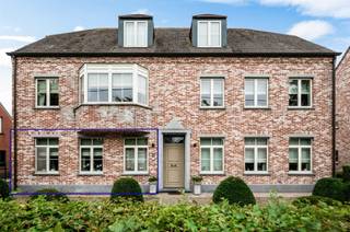<p><span>Instapklaar gelijkvloers appartement met 2 slpks, garage, ruim terras en tuintje te Putte.</span></p><p><span> </span></p><p><span>Dit gelijkvloers appartement heeft een inkomhal met ingemaakte kasten, apart toilet, grote leefruimte met open geïnstalleerde keuken, bergruimte met kasten, badkamer met ligbad, aparte douche en dubbel lavabo-meubel, één ruime slaapkamer achteraan en een tweede kleinere kamer die voorzien is van ingemaakte kasten en doorgang geeft naar het terras en de zuidgerichte tuin. Achteraan is er een garagebox en zijn er nog 2 extra autostaanplaatsen. Deze zijn inbegrepen in de huurprijs, evenals het jaarlijkse snoeiwerk in de tuin. Het appartement is instapklaar, overal voorzien van verlichting en gordijnen, en is ideaal gelegen nabij het centrum van Putte. </span></p><p><span> </span></p><p><span>Beschikbaar vanaf 1 oktober 2026.</span></p><p><span> </span></p><p><span> </span></p>