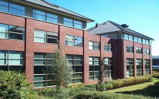 Le “Park Hill” Business Park se compose de quatre immeubles de bureaux dans un environnement agréable et verdoyant. Beaucoup de la lumière naturelle, des solutions flexibles et un prix intéressant faire de ce parc bureau un endroit attrayant pour de nombreuses petites et moyennes entreprises!<br />Surface entre 111 & 867 m².<br />• Des places de parking sont disponibles (IN & OUT: 750 €/place/an)<br />• L'espace d'archivage est disponible (65 €/m²/an)