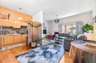 Interesse? Meer informatie op www.SWEVERS.be. - Dit karaktervolle appartement op de tweede verdieping in de Minderbroedersstraat 48 in hartje Hasselt biedt 91 m² bewoonbare oppervlakte, met een ruime leefruimte van 24,82 m², een aparte keuken en 2 slaapkamers. Gebouwd in 1937, maar voorzien van nieuwe pvc-ramen met hoogrendementsglas (2025). Het appartement is op te frissen en biedt veel potentieel voor persoonlijke inrichting of waardeverhogende renovatie.<br /><br />De topligging in het centrum van Hasselt betekent dat winkels, restaurants en openbaar vervoer op wandelafstand liggen. Het gebouw beschikt over een lift. Momenteel is het appartement verhuurd aan 625 euro/maand zonder gemeenschappelijke kosten. Kortom is dit een uitstekende investering of een ideale eerste eigen stek aan een zeer aantrekkelijke aankoopprijs. <br /><br />Plan snel een bezichtiging en laat je betoveren door de talloze mogelijkheden van deze woning! Wij helpen je maar al te graag verder tijdens een persoonlijke rondleiding. tel. 011 255 155. Bron bewoonbare oppervlakte: EPC – verslag.