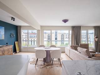 <strong>Toplocatie aan de Kouter. Wonen aan het water in een aangenaam appartement met terras.</strong><br /><br /><em>Voor meer informatie: mail naar info@carloeggermont.be</em><br /><br />Dit kwalitatieve 1-slaapkamerappartement (met mogelijkheid tot een tweede slaapkamer) is gelegen aan de zijde van de Ketelvest (water) in het gebouw ‘Kouterresidentie’ en bevindt zich op één van de meest gegeerde locaties in het hart van Gent, omringd door restaurants, trendy boetieks en culturele hotspots.<br /><br />Dit is een opportuniteit voor wie op zoek is naar een ruim appartement op een toplocatie, met een kwalitatieve afwerking, veel lichtinval en een aangenaam terras met zicht op het water.<br /><br />We betreden het appartement via de inkomhal, die voorzien is van een ruime, op maat gemaakte kast (vestiaire) en toegang geeft tot een bijzonder lichtrijke en open ruimte.<br />Hier vinden we een hoogwaardige keuken met eiland, voorzien van al het comfort, de ruime leefruimte, een eetplaats en plaats voor een bureau, bibliotheek… Dankzij de vele ramen over de volledige breedte genieten we enerzijds van een aangename lichtinval en anderzijds van toegang tot het terras en zicht op het achterliggende water.<br /><br />Voorheen bevond zich waar nu de bureau staat een tweede slaapkamer. De mogelijkheid bestaat om hier opnieuw een tweede slaapkamer te voorzien.<br /><br />Verder brengt de hal ons naar het nachtgedeelte. Hier vinden we plaats voor een praktische berging (wasplaats), een apart toilet en de badkamer, die voorzien is van een inloopdouche en wastafel. Tot slot is er een ruime, volwaardige slaapkamer.<br /><br />Ook voor wie belang hecht aan bereikbaarheid is dit bijzonder appartement ideaal gelegen. Er is een vlotte bereikbaarheid, zowel met de wagen als met het openbaar vervoer, dankzij de verbinding met verschillende invalswegen (E40, E17…) en de ligging aan de goede zijde van het circulatieplan.<br /><br /><strong>Kortom, een uitzonderlijke kans voor wie op zoek is naar een unieke woonst, pied-à-terre of investering in het centrum van de stad!</strong>
