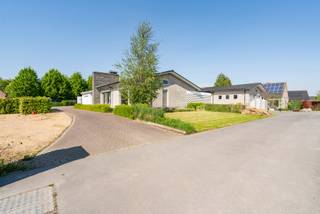 Deze ruime, gelijkvloerse villa in het hart van Kortemark combineert comfort, privacy en veelzijdigheid. Dankzij de centrale ligging – op wandelafstand van winkels, het station en openbaar vervoer – is dit de ideale woonplek voor wie wonen en werken wil combineren én voor wie later zorgeloos wil blijven wonen.
Indeling: royale inkomhal, badkamer, vier slaapkamers op het gelijkvloers (waarvan één perfect kan dienen als bureauruimte), een lichtrijke leefruimte, volledig uitgeruste keuken, praktische wasplaats, grote veranda, kelder met een aparte wijnkelder, dubbele inpandige garage én een extra dubbele garage die tevens kan fungeren als stockage- of werkruimte. Bovendien werd recent een nieuwe hoogrendementsketel op gas geplaatst, waardoor de woning efficiënt en energiezuinig verwarmd wordt.
Aarzel niet en vraag vandaag nog informatie of een bezoek aan!
* Bel Marijke op 0478/78.67.10
* Of mail naar marijke.vanclooster@hyboma.be