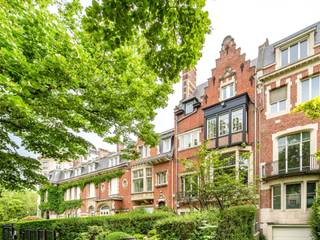 Gelegen nabij de Ter Kamerenabdij aan de Franklin Rooseveltlaan, gerenoveerde woning en achterhuis voor liefhebbers van karakter en mooie materialen van circa ± 700 m² bruto oppervlakte.<br /><br /><span>Atypisch, het biedt grote recepties, een mooie ingerichte keuken, vier slaapkamers met hun eigen badkamers en kasten. Op de begane grond is er een kantoor, een ideale set voor een vrij beroep of apart appartement (slaapkamer, douche, kleine keuken). Het achterhuis, verbonden met het hoofdgebouw door een aangename Italiaanse binnenplaats en door een gang, biedt een dubbele garage en een duplex service appartement.</span><br /><br /><span>Andere: talrijke kelders en twee parkeerplaatsen voor de deur.</span><br /><br /><span>De wijk Ter Kamerenabdij is een prachtige typisch Brusselse wijk, omringd door buurtwinkels. Het biedt gemakkelijke toegang tot het openbaar vervoer. Het ligt niet ver van het stadscentrum en de Louizalaan.</span><br /><br />Voor meer informatie, kunt u contact opnemen met <span>Grégoire Bryssinck op +32 (0) 493 51 29 00.</span>