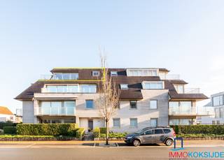 Sint-Idesbald, Residentie Noor, Prachtig appartement met hoogstaande afwerking en zonnig terras, 3e verdieping met lift.Bestaande uit: inkomhall met...