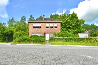 Op een uitzonderlijke locatie in Luipegem, een rustige en groene deelgemeente van Bornem, bevindt zich deze karaktervolle woning met enorm veel potentieel. Hier geniet u elke dag van het beste van twee werelden: de prachtige natuur en rust van het Graafschap vlak voor de deur, terwijl het centrum van Bornem met zijn winkels, scholen en andere voorzieningen zich op korte afstand bevindt.<br />De woning is te renoveren, maar beschikt over een bijzonder stevige en gezonde basis. Op het gelijkvloers vindt u een aparte woonkamer en eetkamer, wat zorgt voor een aangename en klassieke indeling. De afzonderlijke keuken biedt een prachtig zicht op het Graafschap en de omliggende natuur. Verder bevinden zich op deze verdieping een badkamer en een apart toilet.<br />Op de eerste verdieping zijn er vier volwaardige slaapkamers aanwezig. Dankzij deze ruime indeling kunnen de vier slaapkamers behouden blijven, zelfs wanneer men ervoor kiest om de badkamer naar de verdieping te verplaatsen. Daarnaast beschikt de woning over een ruime zolderverdieping die momenteel niet bereikbaar is via een vaste trap. Mits het plaatsen van een vaste trap kan deze ruimte echter perfect worden ingericht als extra slaapkamer, bureau, hobbyruimte of polyvalente ruimte.<br />Als extra troef beschikt de woning over een riante droge kelder onder het volledige gebouw, ideaal als opslagruimte, werkplaats of voorraadkelder.<br />Deze woning biedt een unieke kans voor wie op zoek is naar een renovatieproject op een toplocatie, waar rust, natuur en bereikbaarheid perfect samenkomen. Met haar solide constructie, ruime indeling en uitzonderlijke ligging vormt deze woning de ideale basis om een warme en eigentijdse thuis te creëren volledig naar eigen smaak en wensen.