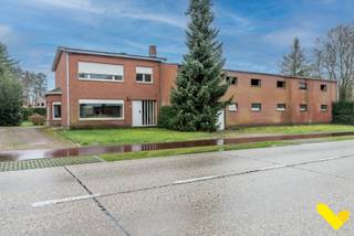Te renoveren woning met groen karakter en stallingen.Volledig te renoveren woning met groen karakter voorzien van 245m² naastliggende stallen op...