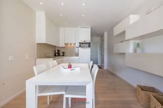 Uitermate gezellig, modern appartement met 1 slaapkamer te koop op de eerste verdieping van de residentie Santhooft.<br />Met een knappe zonne-oriëntering van 's middags tot aan de ondergaande zon is dit de ultieme zon-zee-strand ervaring.<br />Voorzien van een knap interieur EN de mogelijkheid om de garage onder het appartement bij te kopen mits supplement is dit een echte topper in het gamma! Zeer laag energieverbruik.<br />EPC = 170