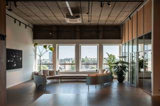 Achter een iconische architecturale gevel schuilt een exclusieve co-workingkantoorruimte, verdeeld over maar liefst drie niveaus. Een omgeving...