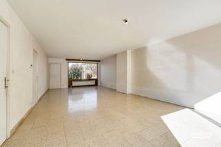 Deze ruime gezinswoning met vier slaapkamers is gelegen in een residentiële buurt met een vlotte verbinding naar het centrum van Oostende en Bredene. <br /><br />De woning is uitermate ruim en kan mits enkele opfrissingen de perfecte gezinswoning vormen. <br /><br />Het pand geniet een logische indeling met een inkomhal die naar de leefruimte leidt. Deze leefkamer is lichtrijk dankzij de raampartijen aan weerszijde en geniet een ruim oppervlak. Aanpalend is er de functionele keuken. <br /><br />De woning beschikt over vier volwaardige slaapkamers. Daarenboven is er tal van bergruimte dankzij de zolder, berging en kelder. De badkamer is op heden uitgerust met een bad/douchecombinatie, toilet en lavabo. <br /><br />De gezellige tuin is een aangename plek om tot rust te komen. <br /><br />Tot slot is er nog een grote garage met oprit. <br /><br />Bent u op zoek naar een gezinswoning op een toplocatie te Oostende?<br /><br />Aarzel dan niet en neem contact op voor meer info of een afspraak! <br /><br />