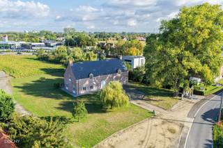 Deze villa gebouwd in 2004 bestaat uit een ruime inkomhal, ruime living met open haard (gas) en eetplaats, ingerichte keuken met zithoek, berging (wasplaats), een gelijkvloerse slaapkamer met badkamer (bad &amp; douche) en een kelder. Op het verdiep een zeer ruime zolder die momenteel dienst doet al stockage, maar de mogelijkheid biedt tot meerdere kamers, praktijk, opslag, hobby... De tuin met terrassen en bijhorende kapel staat op 24a17ca. 