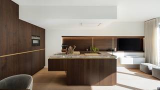 <p>Luxueux appartement entièrement rénové de 3 chambres, idéalement situé dans l’avenue Parmentier, à quelques pas de la digue.</p>
<p>L’appartement se compose d’un hall d’entrée avec toilette invités, d’un WC séparé, d’une cuisine entièrement équipée, d’un espace repas et d’un agréable séjour.</p>
<p>La chambre principale dispose de placards intégrés ainsi que d’une salle de bains attenante avec douche à l’italienne. La deuxième chambre bénéficie également de placards intégrés. La troisième chambre est aménagée avec un lit superposé. Les deuxième et troisième chambres partagent une salle de douche séparée.</p>
<p>Les chambres donnent toutes à l’arrière sur une terrasse, offrant ainsi un espace extérieur agréable et paisible.</p>
<p>Une cave privative est également comprise dans la vente.</p>