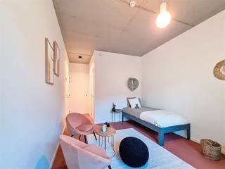<p><span>GEMEUBILEERDE STUDENTENKAMER TE ANTWERPEN</span></p><p><span> </span></p><p><span>Residentie John Martin is gelegen in de Tulpstraat/Klamperstraat te 2060 Antwerpen. De naam van de residentie is een verwijzing naar de voormalige brouwerij. Een grote troef is de vlotte verbinding naar verschillende hogescholen en universiteiten. Leuk detail is de nabijheid van Park Spoor Noord. Een ware oase om te onstpannen, te sporten, te spelen of te genieten in de gezellige zomerbar. Verder bevinden wij ons op wandel- en fietsafstand van Het Eilandje, het bruisende stadscentrum en openbaar vervoer. </span></p><p><span> </span></p><p><span>De eigentijdse en volledig uitgeruste studentenkamers zijn verspreid over de gelijkvloerse, eerste, tweede en derde verdieping. De kamers zijn geschilderd, voorzien van lichtarmaturen, het nodige meubilair (bed inclusief lattenbodem, een kleerkast, een boekenkast en een bureau), je eigen sanitaire voorzieningen (een douche, een lavabo met spiegel en een toilet), ... Kortom enkel je persoonlijke spullen ontbreken om hier je tweede thuis te creëren. </span></p><p><span> </span></p><p><span>Naast een comfortabele studentenkamer zijn er ook verschillende gemeenschappelijke ruimtes zoals de volledig uitgeruste keukens, een ruime woonkamer en een fietsenstalling. </span></p><p><span> </span></p><p><span>Troeven op een rij: </span></p><ul><li><span>Aanwezigheid van een lift</span></li><li><span>Kleinschalige residentie met 28 koten</span></li><li><span>Eigen badkamer met douche, lavabo en toilet</span></li><li><span>Volledig gemeubeld (bed, bureau, kleerkast, boekenrek, verlichting)</span></li><li><span>Divers aanbod, kamers vanaf 500,00 euro/maand + 80,00 euro algemene onkosten/maand</span></li></ul><p><span> </span></p><p><span>Wenst u meer info of bent u nieuwsgierig om deze knappe studentenkamers te ontdekken? Aarzel niet en vraag snel een bezoek aan via <span>info@pillar.estate</span></span><span> of 033 695 695. </span></p><p><span> </span></p><p><span>Tot binnenkort! </span></p><p><span> </span></p>