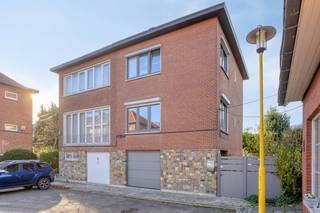 <p>This charming semi-detached end-of-row home is peacefully located at the end of a quiet dead-end street. You enter the house from the side, where the ground floor offers a practical garage, a bathroom with shower, sink and toilet, and a useful laundry corner with connections for a washing machine and dryer. From the entrance hall, stairs lead to the first floor, featuring a bright living area with dining space and an open kitchen, creating a warm and inviting atmosphere.</p>
<p>The second floor includes two bedrooms, a third room currently used as a dressing, and a second bathroom with bathtub, sink and toilet. The fully converted attic above serves as an additional spacious bedroom, surrounded by built-in cupboards for optimal storage.</p>
<p>Outside, you can enjoy the cozy terrace and the completely private garden, with no overlooking neighbours.</p>
<p>Interested? Contact We Invest Meise today at +32 2 262 45 78 to schedule a visit.</p>