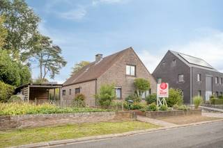 Goed gelegen, vrijstaande woning op 779 m² grond, gelegen nabij het dorpscentrum van Lichtaart. <br /><br />De woning omvat, op het gelijkvloers;<br />- inkomhal<br />- gastentoilet<br />- ingerichte keuken met zicht op de tuin<br />- ruime woonkamer met open haard<br />- veranda, aansluitend op de keuken<br />- 1 slaapkamer<br />- ingerichte badkamer met ligbad én douche<br />- achterinkom/berging<br /><br />Op de verdieping;<br />- 2 ruime slaapkamers<br />- sanitaire ruimte<br /><br />Bovendien bevat deze woning;<br />- een kelder van 120 m²<br />- een garage in deze kelder.<br /><br />De ideale woning voor mensen die veel hobby- en/of werkruimte nodig hebben.<br /><br />Dit pand is onderworpen aan de renovatieverplichting van de Vlaamse overheid voor residentiële gebouwen (behoudens bij sloop binnen 5 jaar na de aankoop). Consulteer voor meer informatie de website van het Vlaams Energie- en Klimaatagentschap via https://www.vlaanderen.be/een-woning-kopen/renovatieverplichting-voor-residentiele-gebouwen<br /><br />Bestuursmaatregelen in het maatregelenregister: nee