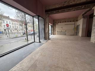 Winkelruimte met uitstekende zichtbaarheid, ideaal gelegen tussen het Flageyplein en het Jourdanplein, vlakbij de Troonstraat en de...