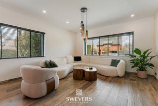 Voor meer info en foto’s, surf naar www.swevers.be – Deze instapklare villa in Herk-de-Stad combineert ruimte, comfort en een verzorgde afwerking op een prachtig perceel van 27a 49ca. De woning werd oorspronkelijk gebouwd in 1994 en volledig gerenoveerd in 2024. Met een bewoonbare oppervlakte van 298 m² is deze woning ideaal voor gezinnen die op zoek zijn naar rust, privacy en een praktische indeling. Bovendien beschikt de woning over een gunstig EPC-label A, 42 zonnepanelen en vloerverwarming, wat zorgt voor een energiezuinige en comfortabele woonervaring. De lichtrijke leefruimte met zithoek en eethoek sluit mooi aan op de open keuken, die<br />volledig uitgerust is met hoogwaardige AEG-toestellen en beschikt over voldoende werk- en bergruimte. Op het gelijkvloers bevinden zich daarnaast twee ruime slaapkamers, een badkamer, een aparte wasplaats en een praktische berging. De eerste verdieping omvat een extra slaapkamer en een tweede badkamer, waardoor deze verdieping perfect kan dienen als aparte ouderverdieping of privéruimte. Buiten geniet u van een uitzonderlijk ruime tuin waar u in alle rust kan ontspannen. Het mooie ingebouwde zwembad vormt hier een absolute troef en maakt het buitenleven extra aangenaam tijdens zonnige dagen. Dankzij de grootte van het perceel is er bovendien voldoende ruimte voor een terras, speelzone of verdere tuinaanleg. Achteraan werd de omheining recent vernieuwd, wat zorgt voor extra privacy en een verzorgde uitstraling. De woning beschikt daarnaast over een private parkeerplaats, extra bergruimte en een grondwaterput van 5.000 liter. De ligging combineert een rustige woonomgeving met een vlotte bereikbaarheid. Scholen, winkels, restaurants en openbaar vervoer bevinden zich op korte afstand en ook de autosnelweg is snel bereikbaar. Voor ontspanning ligt Schulensmeer op slechts 5 km van de woning. Een ideale gezinswoning voor wie op zoek is naar een volledig gerenoveerde, instapklare villa met veel ruimte, een prachtig zwembad en een uitstekende ligging. Voor meer informatie, bel 012 699 900. Bron bewoonbare oppervlakte: EPC – verslag.
