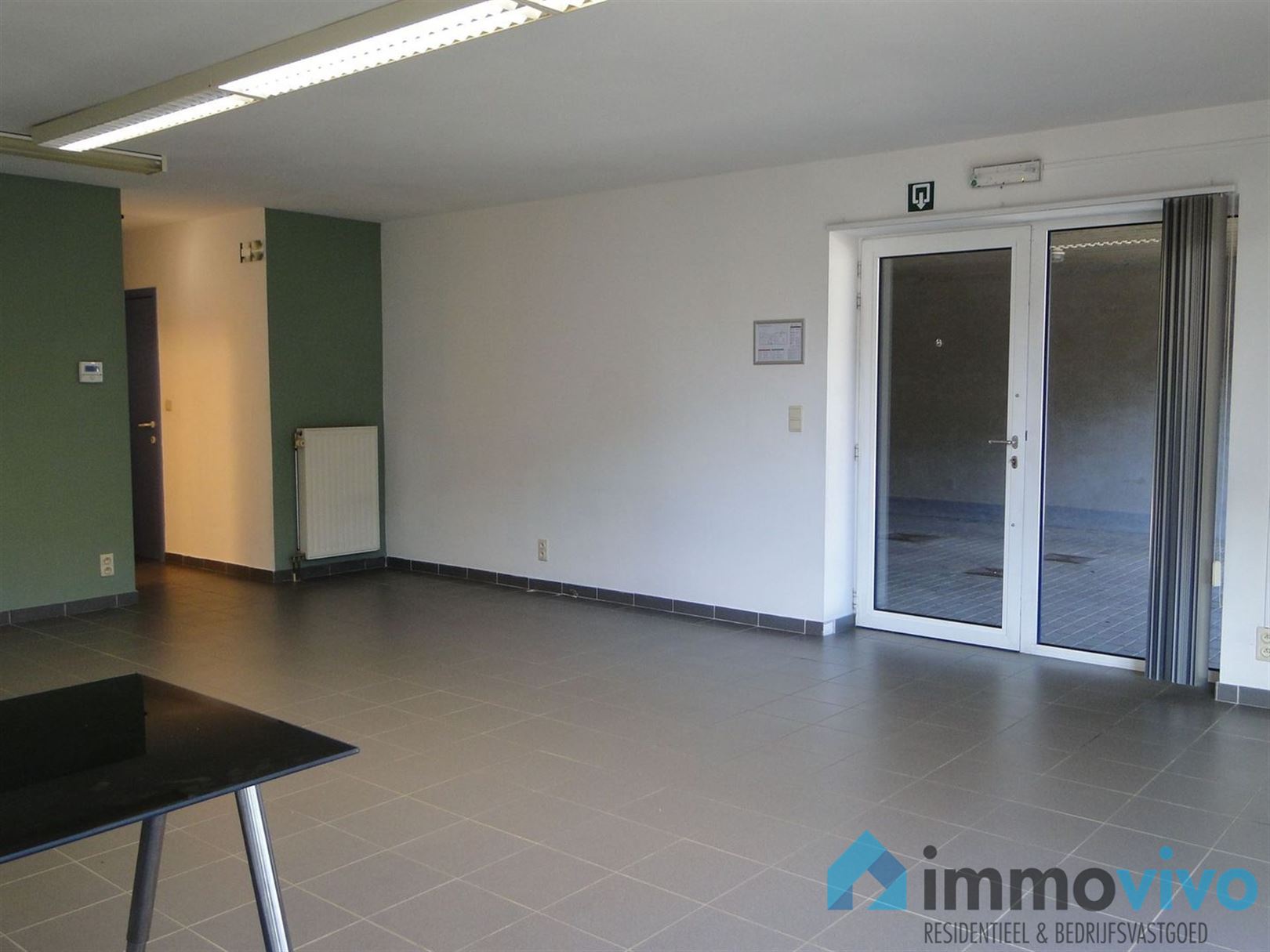 Handelsgelijkvloers met 3 autostaanplaatsen - foto 2