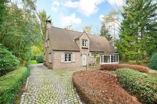Karaktervolle villa op mooi perceel van ca. 5.300 m² in KapellenbosOp een rustige en residentiële locatie in Kapellen, langs de...