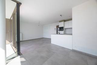 Ontdek dit recent opgeleverde en volledig instapklare <strong>nieuwbouwappartement</strong> in de stijlvolle <strong>Residentie</strong> <strong>Odrada</strong>, ideaal gelegen aan de Westendelaan in Middelkerke. Dankzij de rustige ligging, op wandelafstand van het strand, het nieuwe casino, winkels, restaurants en openbaar vervoer, geniet u hier van een perfecte combinatie van comfort, rust en een bruisende kustomgeving.<br /><br />Het appartement bevindt zich op het <strong>derde</strong> <strong>verdiep</strong>  en biedt een bewoonbare oppervlakte van <strong>79 m²</strong>. De lichtrijke leefruimte met grote raampartijen sluit naadloos aan op het <strong>zuidgericht</strong> <strong>terras</strong> waar u de hele namiddag en avond van de zon kunt genieten met een aangenaam uitzicht op de verzorgde binnentuin.<br /><br />De <strong>volledig</strong> <strong>uitgeruste</strong> <strong>open</strong> <strong>keuken</strong> is afgewerkt met kwalitatieve materialen en voorzien van alle hedendaagse toestellen. Verder beschikt het appartement over <strong>twee slaapkamers</strong>, een stijlvolle badkamer met <strong>inloopdouche</strong> <strong>en</strong> <strong>dubbele</strong> <strong>wastafel</strong>, een apart gastentoilet en een praktische berging.<br /><br />Ook aan extra comfort werd gedacht: bewoners kunnen gebruikmaken van een <strong>gemeenschappelijke</strong> <strong>fietsenberging</strong> en dankzij het uitstekende<strong> EPC-label A</strong> geniet u van een energiezuinige en toekomstgerichte woonst.<br /><br />Dit appartement is niet alleen een<strong> ideale vaste woonst of tweede verblijf </strong>aan zee, maar vormt ook een interessante <strong>vastgoedinvestering</strong>. De verkoop gebeurt onder het 21% btw-stelsel, al kan – mits voldaan aan de wettelijke voorwaarden – ook het verlaagde <strong>btw-tarief van 6% van toepassing zijn.</strong><br /><br /><u>De aankoop van een ondergrondse staanplaats is verplicht, de aankooprijs hiervan is 35.000,- euro exclusief kosten!</u><br /><br /><strong>Troeven:</strong>
<ul>
	<li>Nieuwbouw</li>
	<li>Zuidwestgericht terras met tuin</li>
	<li>EPC A</li>
	<li>Topligging</li>
	<li>6% btw mogelijk</li>
</ul>
Bent u op zoek naar een energiezuinig, kwalitatief afgewerkt nieuwbouwappartement op een toplocatie aan de Belgische kust? Neem vandaag nog contact met ons op voor een bezoek en ontdek zelf alles wat dit prachtige appartement te bieden heeft.
