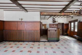 Imaginez un bâtiment plein de charme qui respire l’âme du village, avec deux bars cosy et sa propre salle de théâtre, prêt à accueillir vos...