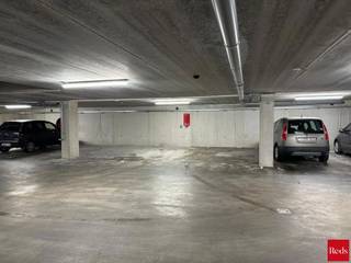 In de ondergrondse garage van een nieuw gebouw vinden we deze 3 staanplaatsen naast elkaar. Alle 3 afzonderlijk te huur of te combineren, 75 euro per maand per staanplaats. <br />Stopcontact aanwezig. <br /><br />Voor meer info vincent@reds.be of 0475210086