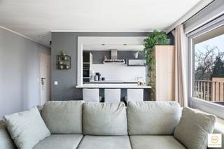 <p><span>Uitstekend appartement of interessante investering met een prima ZW-georiënteerd terras op een aangename ligging nabij domein Hof ter Linden &amp;  Fort 5 nabij scholen, openbaar vervoer en de meeste faciliteiten. Dit instapklaar app. is gelegen op derde verdieping van een mooi onderhouden gebouw. Open ingerichte keuken (Siemens toestellen) met aangename leefruimte met zicht en doorgang naar terras op de volledige breedte (12 meter) van het app. Ruime slkm, badkamer, apart toilet. Vaste kosten bedragen ca 170 voor het werkkapitaal (water, verwarming, onderhoud gemene delen, blokpolis, kosten syndici inbegrepen). Ondergrondse berging inbegrepen. Vernieuwde ramen + rolluiken &amp; airco in living &amp; skm. Gunstige EPC B + conforme electriciteitskeuring. Zonnepanelen zorgen voor het verbruik vd gemeenschappelijke delen. Mooi appartement op een prima ligging!Gunstige EPC B. </span></p><p><span>Asbestvrij.</span></p>