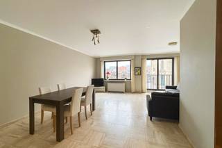 Appartement te koop – Markt 23 W3, Zele – €259.000. Nieuw TE KOOP via Capston: dit aangename appartement bevindt zich op een absolute toplocatie in het hart van Zele, aan de Markt. Winkels, horeca en openbaar vervoer liggen allemaal op wandelafstand, wat zorgt voor optimaal wooncomfort. Het appartement is gelegen op de eerste verdieping van een verzorgd gebouw met lift en beschikt over een zuidgericht terras aan de rustige achterzijde. De indeling omvat een lichtrijke leefruimte, een ingerichte keuken, 2 slaapkamers en een badkamer. Het appartement is vrij bij akte, wat het ook interessant maakt als investering. Troeven op een rij: Centrale ligging aan de Markt van Zele, 2 slaapkamers, Eerste verdieping met lift, Zuidgericht terras, EPC: 176 kWh/m² – Label B (geen renovatieverplichting), P-score: A | G-score: A, Stedenbouwkundige info: Wg, Gmo, Gvkr, Gvv, Vg, Een ideale opportuniteit voor wie comfortabel en centraal wil wonen of op zoek is naar een zorgeloze investering. GRATIS SCHATTING!