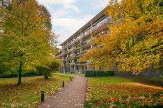 Charmant en goed onderhouden appartement met twee ruime slaapkamers, gelegen op een toplocatie in de nabijheid van winkels, scholen en...