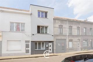 <p>Vous recherchez une maison de 3 chambres entièrement rénovée et prête à emménager à Gand ? Alors cette maison est exactement ce qu'il vous faut.</p><p>Située dans la Beukelaarstraat à Gand, elle bénéficie d’un cadre de vie calme et agréable, tout en étant facilement accessible. Vous trouverez à proximité immédiate des commerces, des écoles, des restaurants et autres commodités quotidiennes. Grâce à la proximité des principaux axes routiers et à un bon réseau de transports en commun, le centre de Gand et les communes environnantes sont facilement accessibles. De plus, la maison se trouve à proximité du bord de l’eau, avec d’agréables sentiers de promenade et de course à pied dans les environs.</p><p>Agencement :</p><p>Rez-de-chaussée : depuis le hall d’entrée, vous accédez à l’espace de vie lumineux, qui donne sur la cuisine entièrement équipée. La maison dispose également d’une cave pratique.<br />1er étage : L’escalier situé dans l’espace de vie mène au couloir de nuit, qui donne accès à une chambre spacieuse et à la salle de bains.<br />2e étage : Au deuxième étage se trouvent deux autres chambres. Grâce à l'extension réalisée en direction du toit-terrasse, l'espace disponible a été exploité de manière optimale.</p><p>La maison a été entièrement rénovée et présente des finitions de bon goût. Une maison idéale pour ceux qui recherchent le confort, l'espace et un logement prêt à emménager dans un quartier agréable de Gand.<br />Intéressé(e) ? N'hésitez pas à nous contacter pour plus d'informations ou pour organiser une visite.</p>